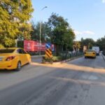 eskisehirde-taksi-soforu-trafige-takilmayip-ters-yone-girdi-kask-kamerasina-yansidi-Q7687uNq